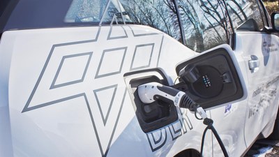 DLR-Forschungsfahrzeug mit Elektroantrieb beim Laden