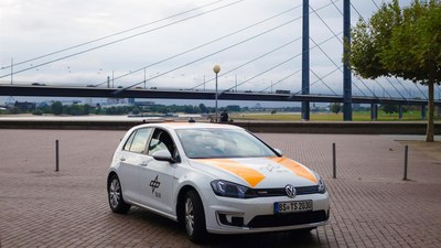 DLR-Testfahrzeug FASCarE vor der Rheinkniebrücke
