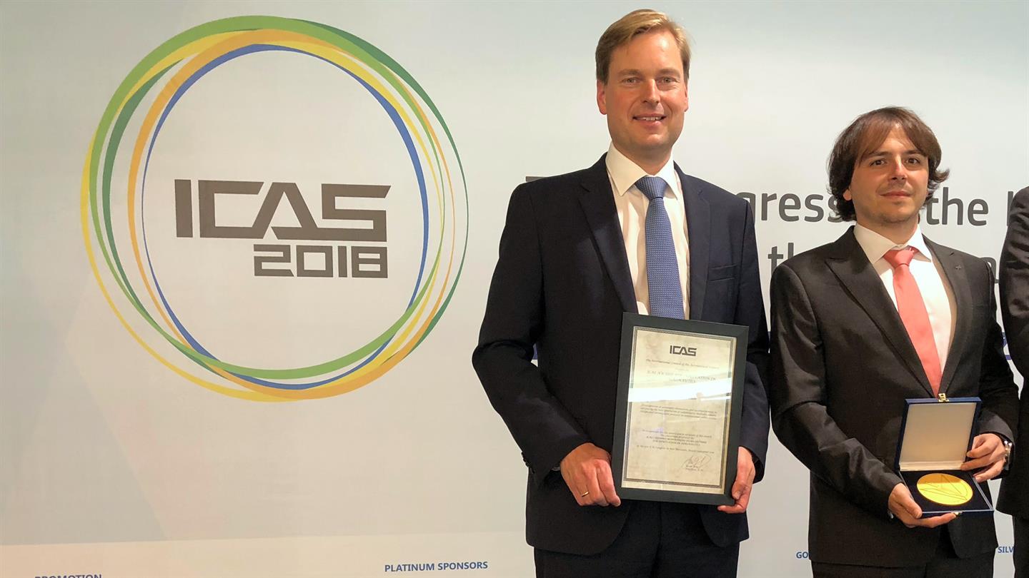Bei der Preisübergabe, Björn Nagel, Gründungsdirektor des DLR-Instituts für Systemarchitekturen in der Luftfahrt sowie Piere David Ciampa, Projektleiter AGILE.
