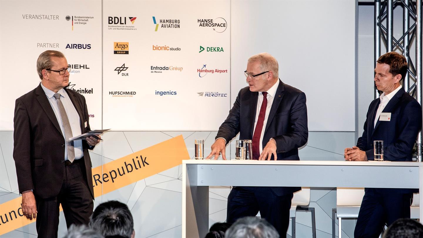 DLR-Luftfahrtvorstand Prof. Rolf Henke im Gespräch mit dem BDLI-Hauptgeschäftsführer Volker Thum.