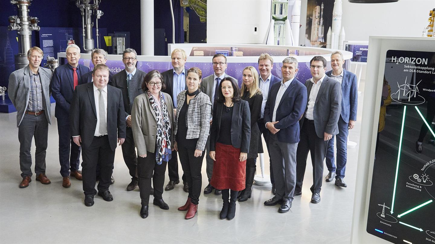 Gruppenfoto mit Regierungspräsidentin Anette Solli