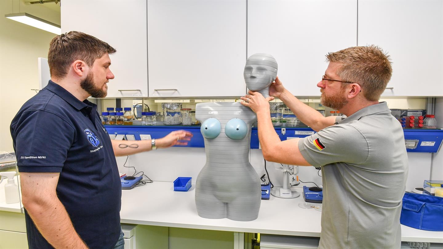 Bartos Przybyla und Thomas Berger beim Aufsetzen des Kopfes von Helga