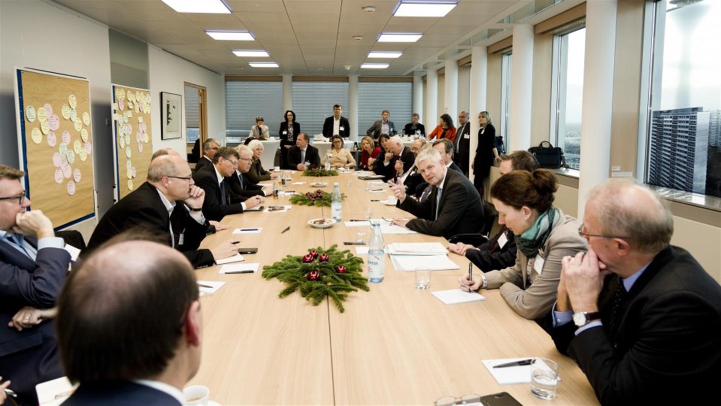 Teilnehmer sitzen am Tisch