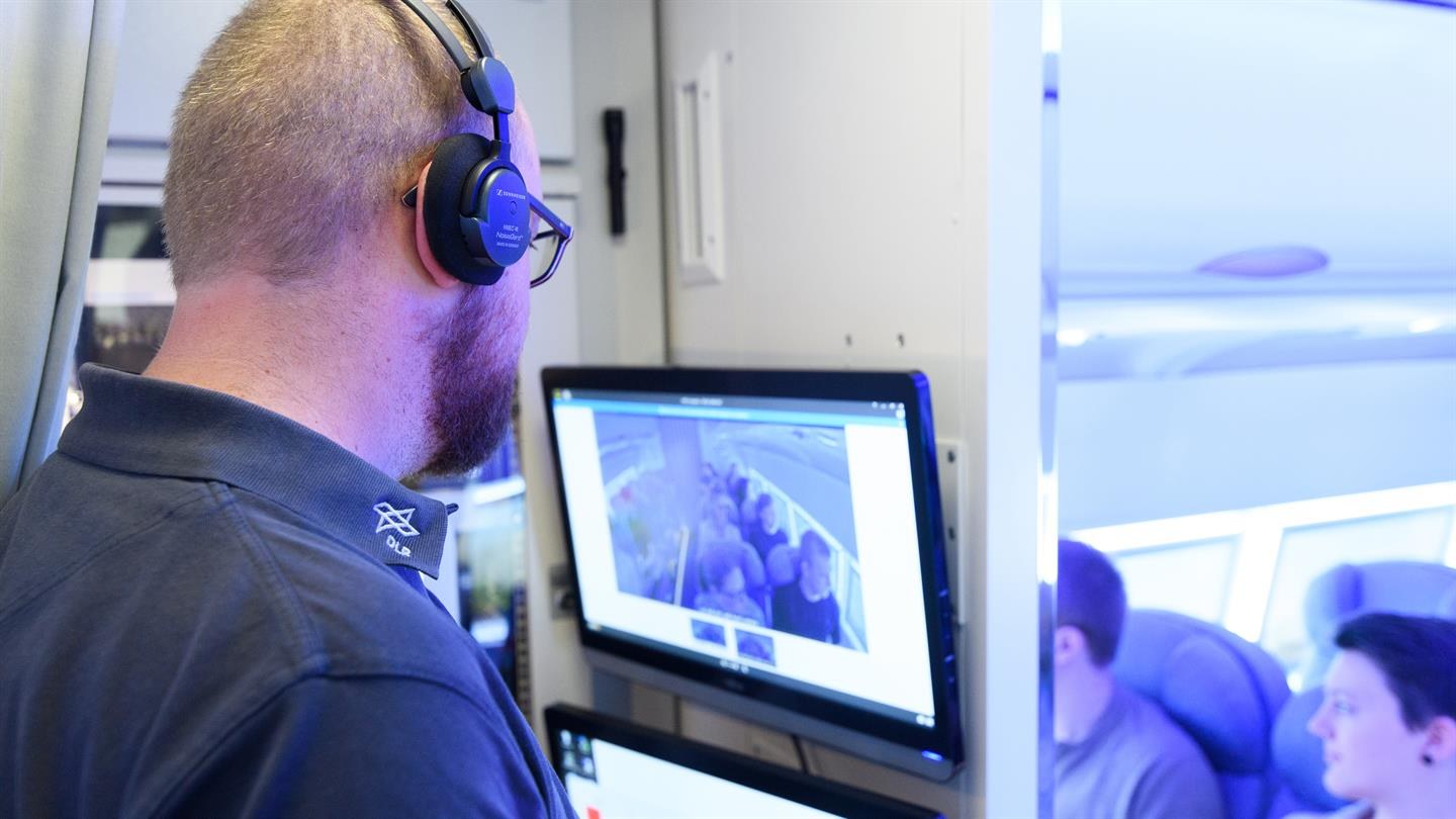 Vom Operatorstand, der während der Versuche durch einen Vorhang von der Kabine optisch getrennt wird, begleitet ein Wissenschaftler die Durchführung der Studien.