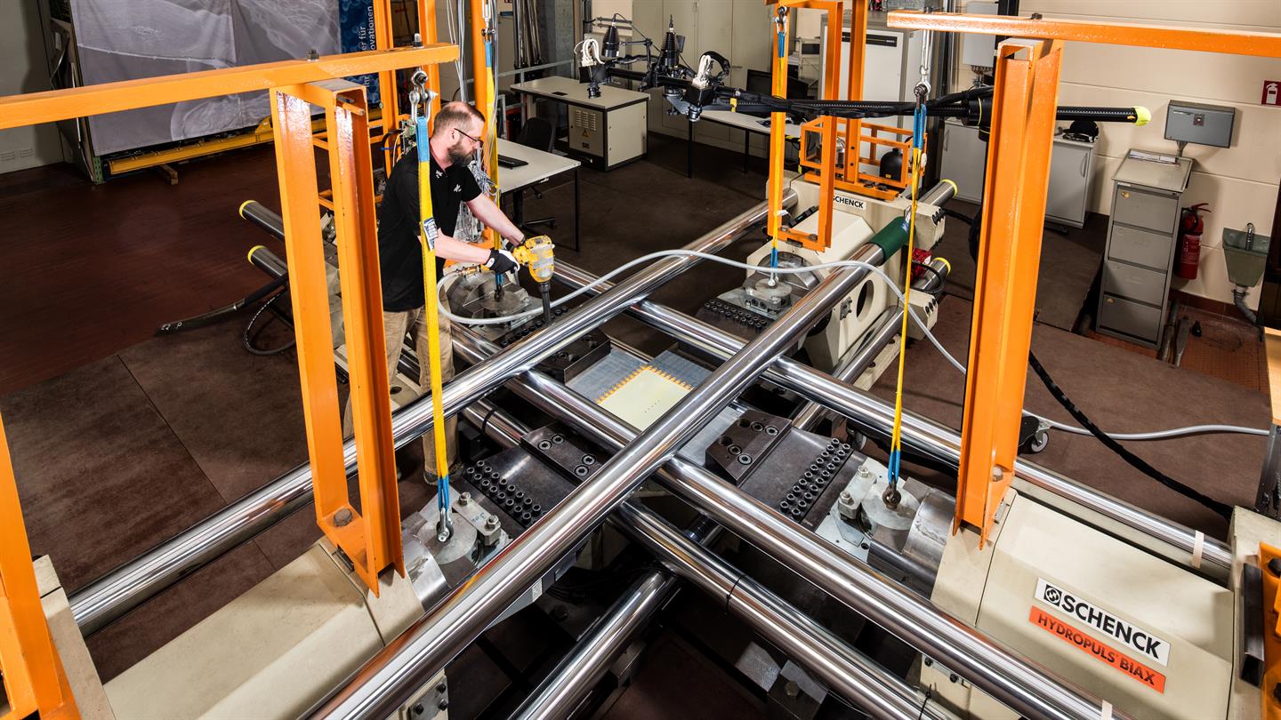 In die biaxiale Prüfmaschine eingespannte Kreuzprobe