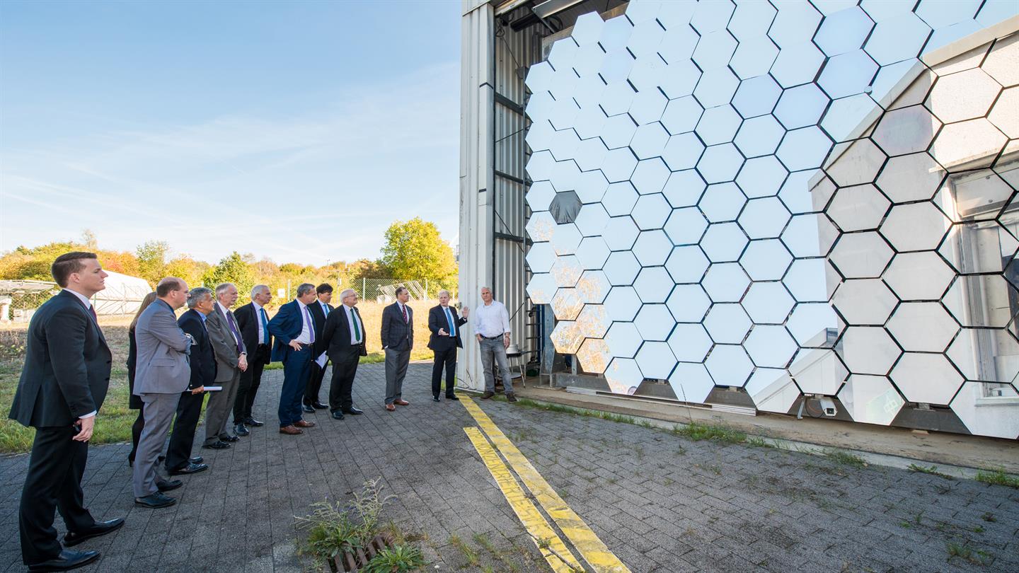 Jim Bridenstine besichtigt den DLR-Sonnenofen
