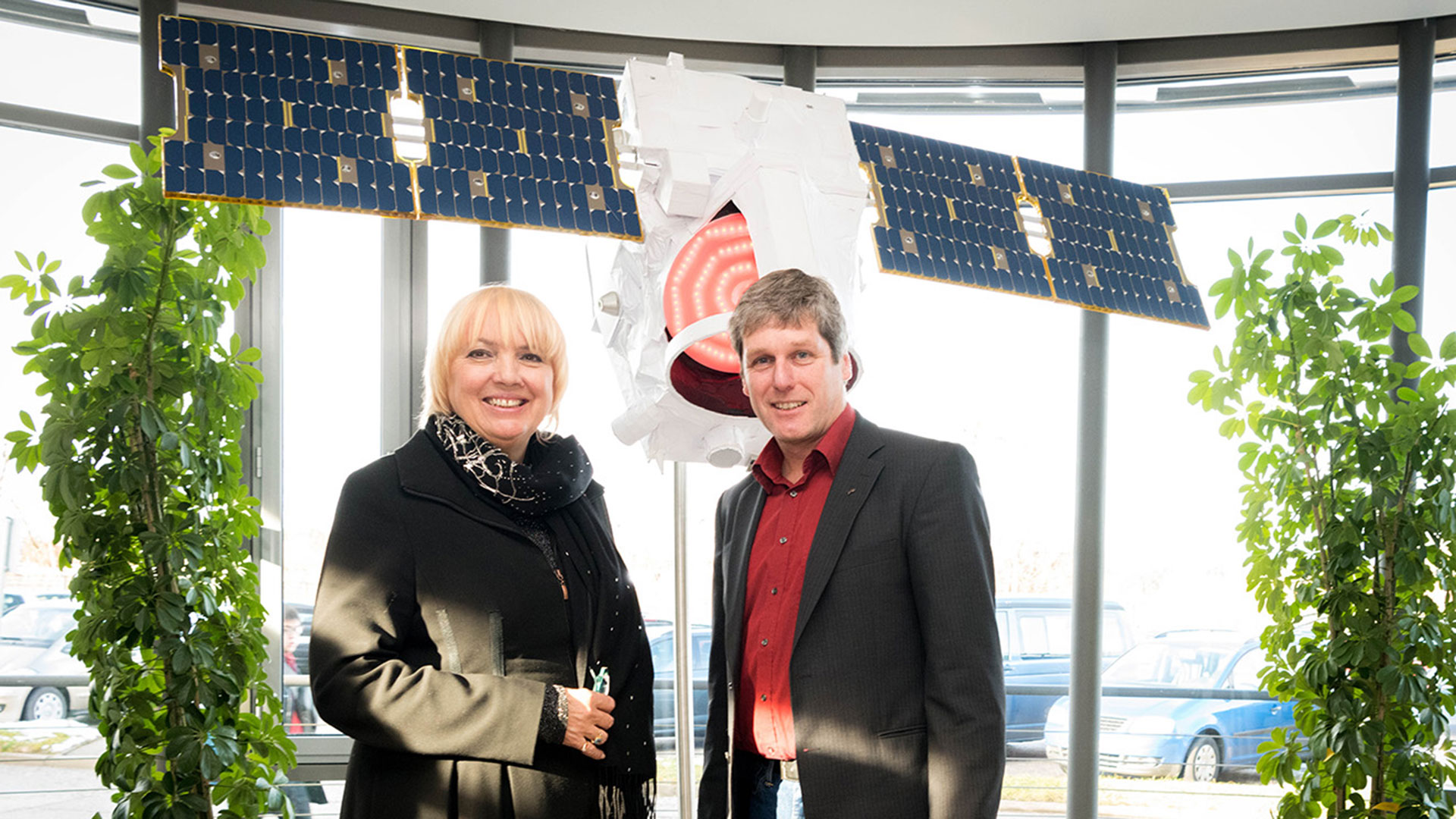 Foto MdB Claudia Roth im DLR-Institut für Physik der Atmosphäre