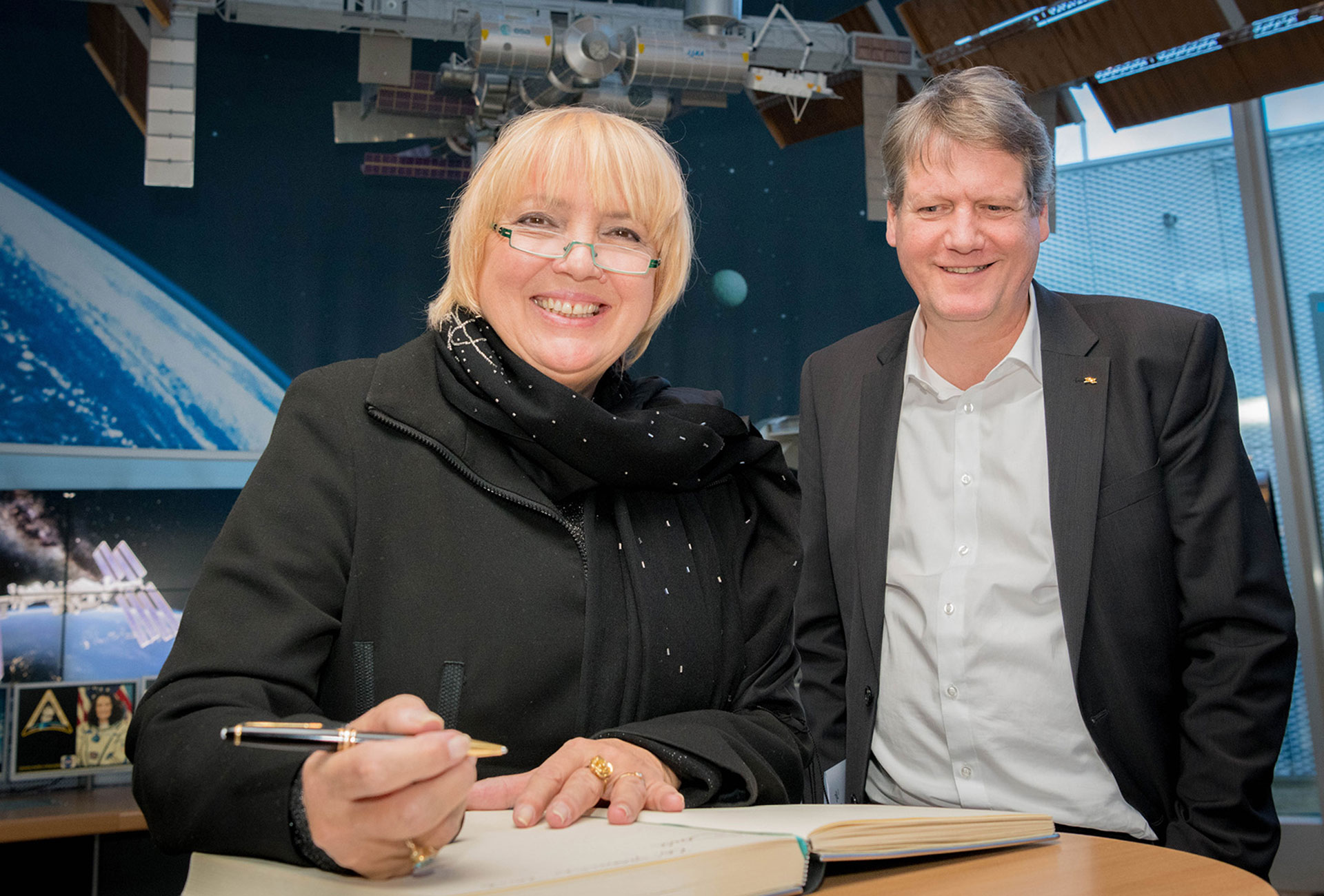 Foto Nationales Raumfahrtkontrollzentrum: Eintrag ins Gästebuch