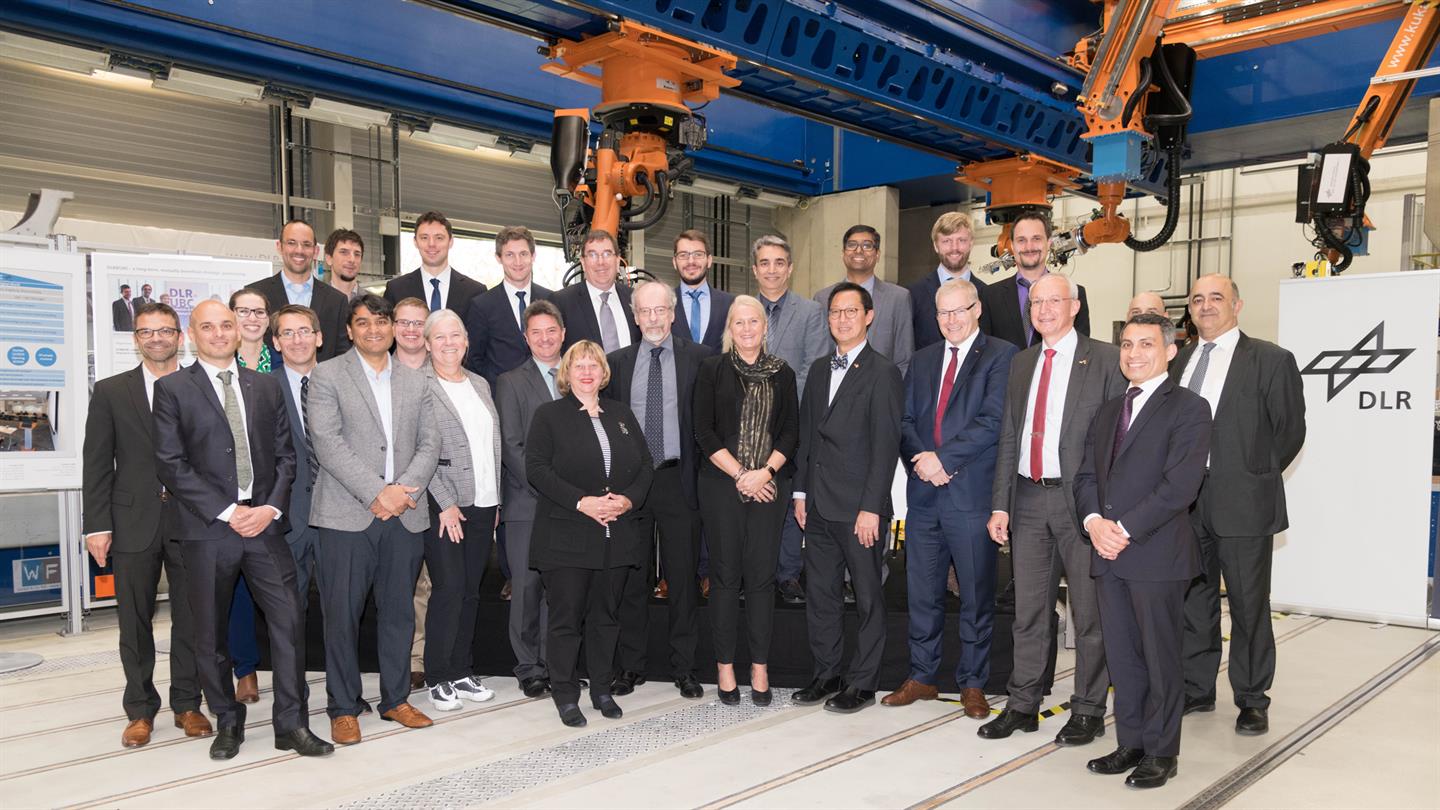 Gruppenbild mit hochrangigen Vertretern der Forschungskooperation zwischen DLR, University of British Columbia (UBC) und der Universität Augsburg