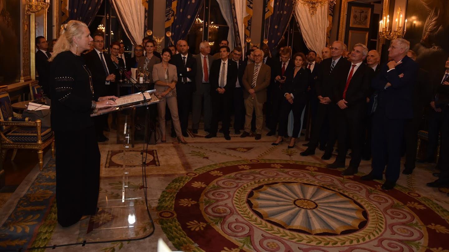 Prof. Pascale Ehrenfreund hält die Eröffnungsrede des Abends in der Residenz des deutschen Botschafters in Paris.