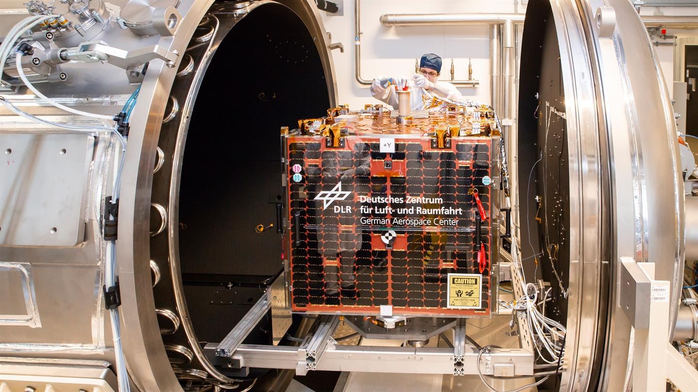 Test des Satelliten in der Vakuumkammer