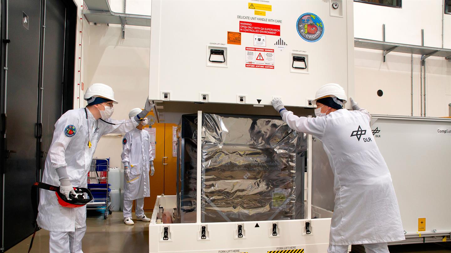 Eu:CROPIS beim Verschließen der Transportkiste