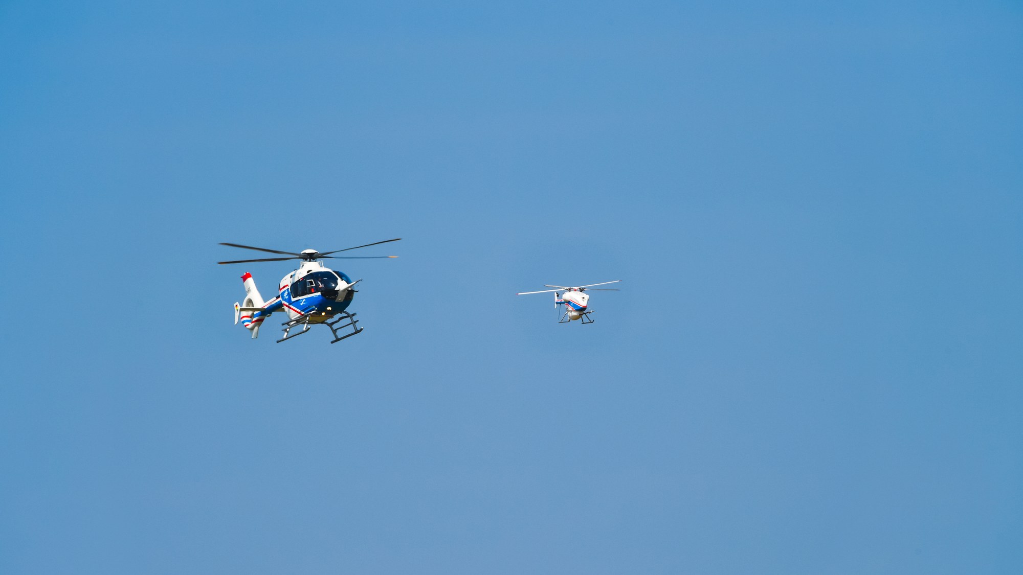 FHS (Flying Helicopter Simulator) und superARTIS im geregelten Formationsflug