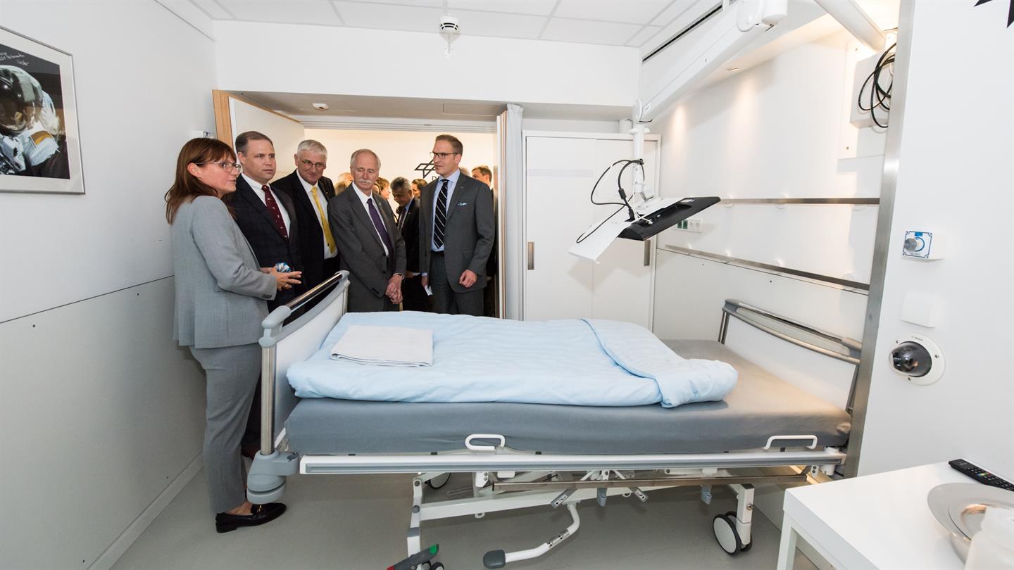 Im DLR-Institut für Luft- und Raumfahrtmedizin präsentiert der Institutsleiter, Prof. Dr. med. Jens Jordan, dem NASA-Administrator Jim Bridenstine Studien und angewandte Forschung zur Gesunderhaltung von Astronauten.