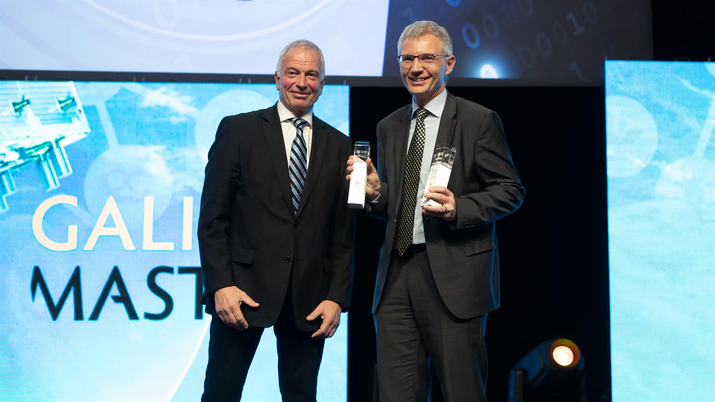 Dr Rolf Fischer übergibt Preis an Dr Michael Turner.