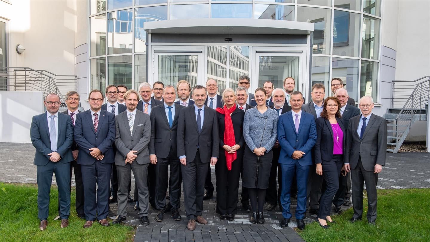 Alle Teilnehmer des ersten Workshops zur „Zukunft der deutschen Raumfahrt“ mit Thomas Jarzombek und Dr. Walther Pelzer