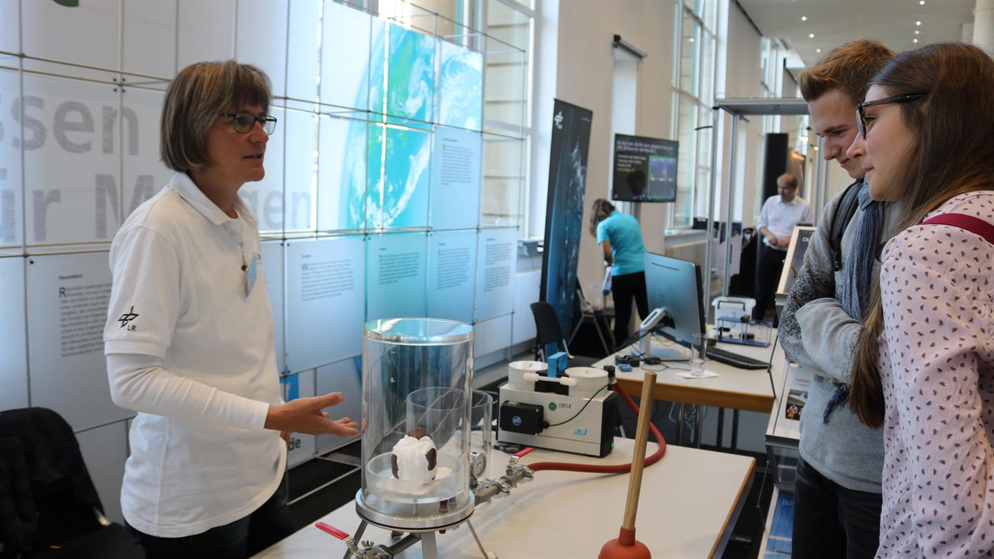 Schüler vor einem DLR-Stand