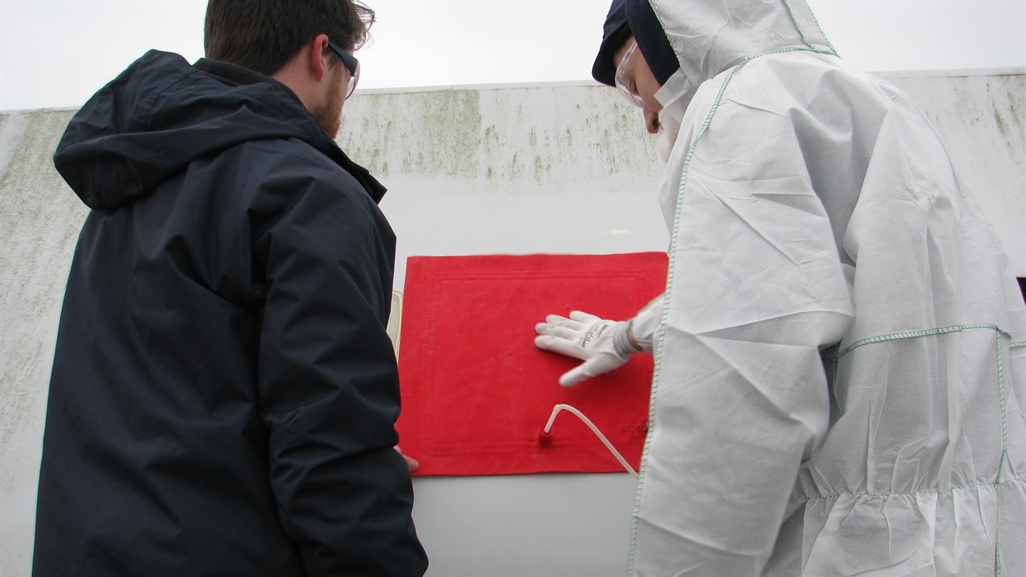 Zwei Forscher testen msquare Technologie