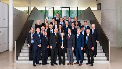 Jim Bridenstine, Prof. Dr. Hansjörg Dittus und Dr.-Ing. Walther Pelzer mit ESA-Astronauten und DLR-Mitarbeitern in Köln.