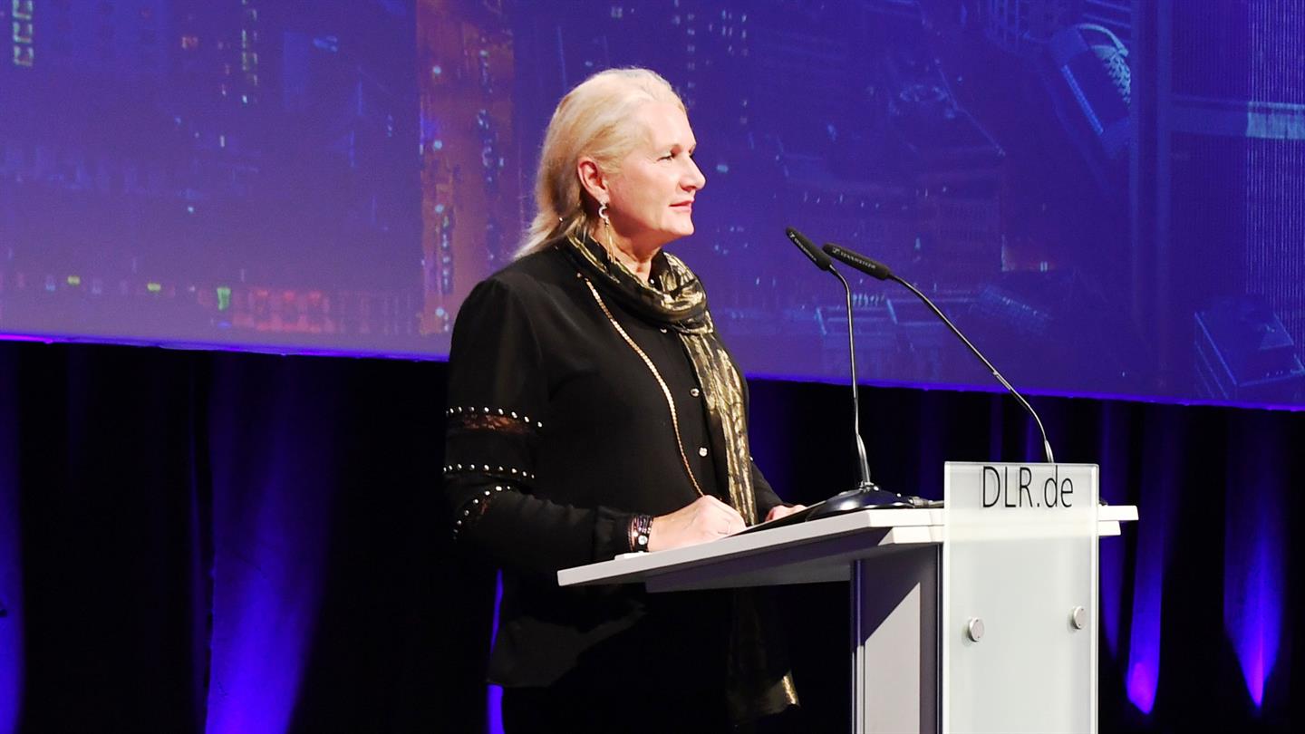 Prof. Pascale Ehrenfreund hält eine Rede