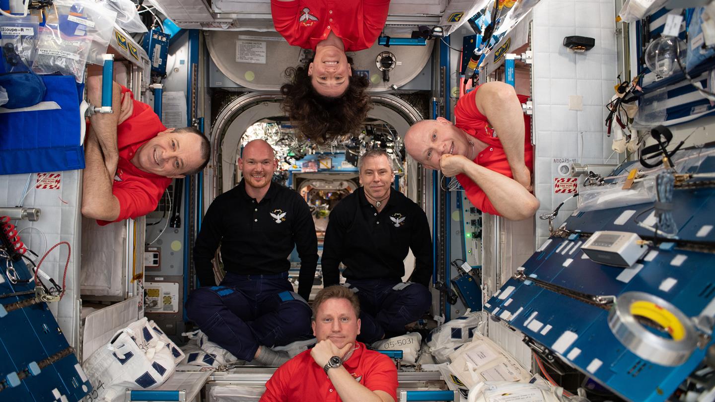 Das Team der Crew 56 posiert in Schwerelosigkeit
