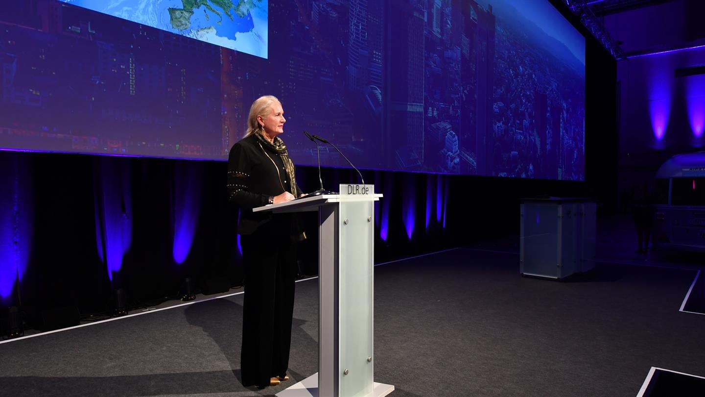 Prof. Pascale Ehrenfreund auf der Bühne