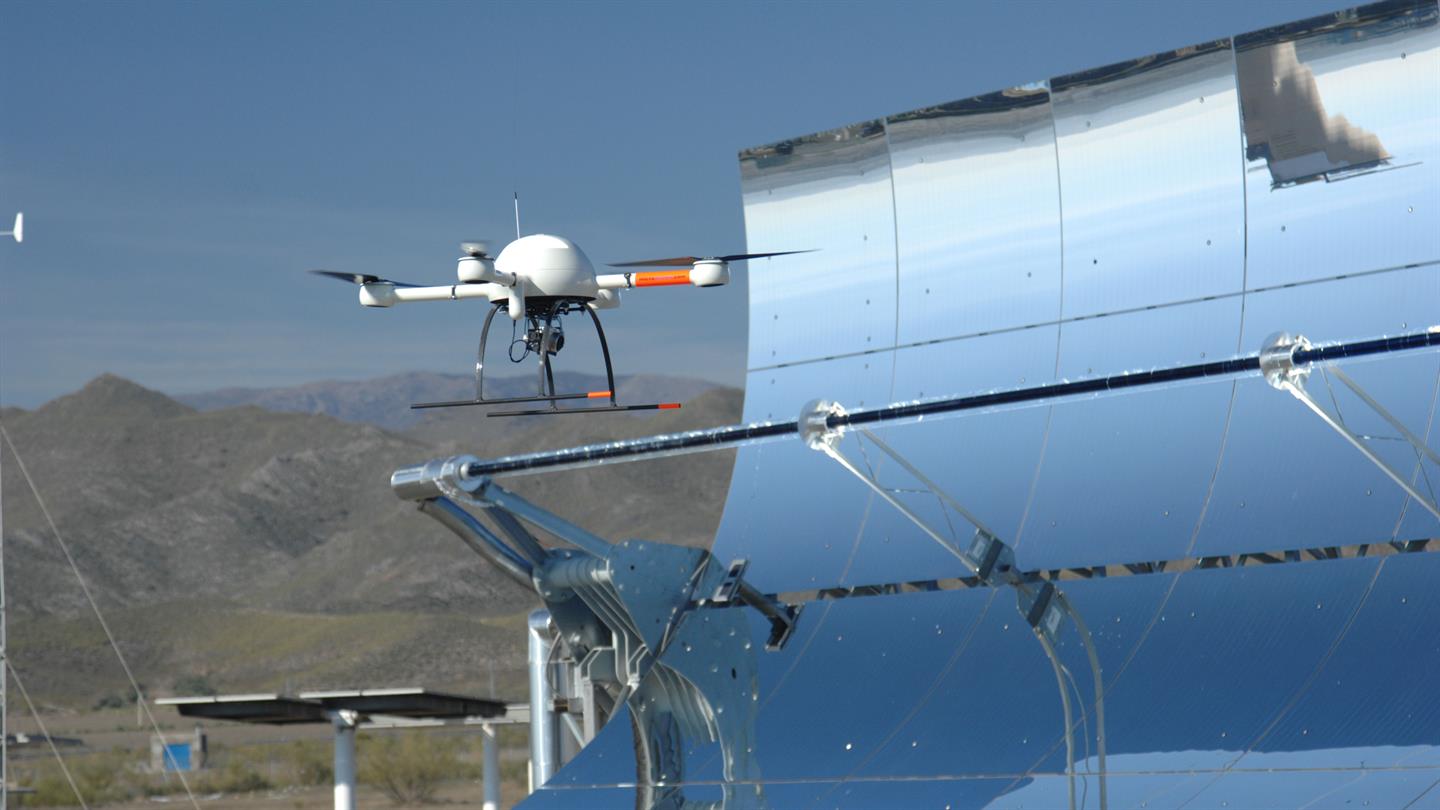 QFly bei der Qualitätskontrolle für Solarkraftwerke