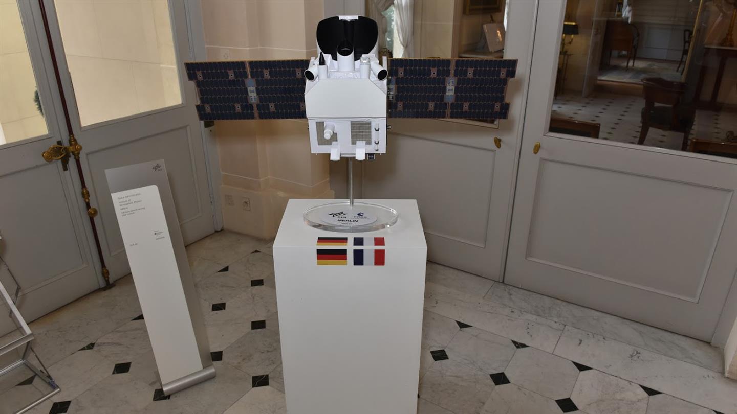 Ein Exponat des deutsch-französischen Satelittenprojkets Merlin