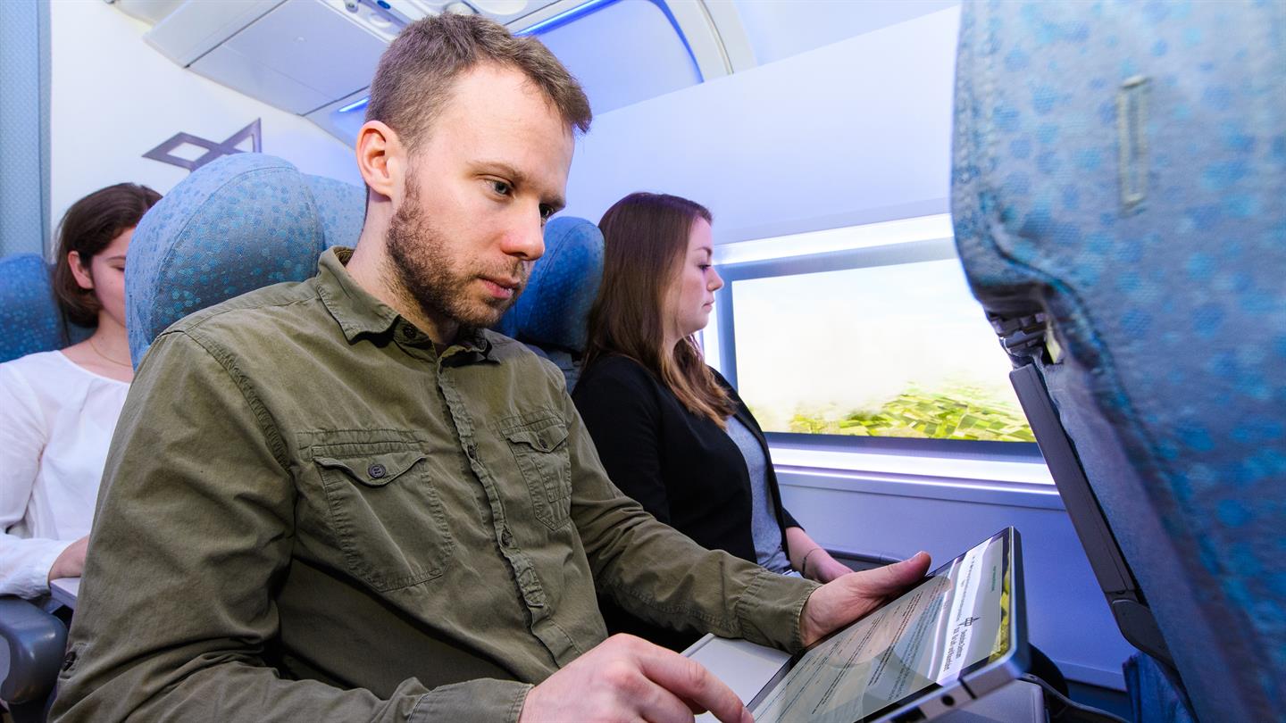 Studienteilnehmer bewertet den Flug auf einem Tablet.
