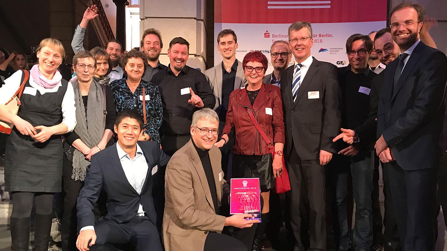 Das Team des Instituts für Optische Sensorsysteme posiert mit Auszeichnung