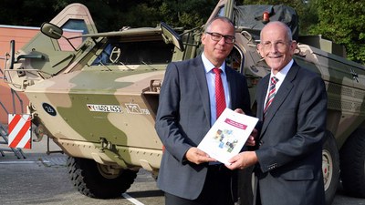 Prof. Dekorsy vom DLR-Institut für Technische Physik und WIS-Direktor Prof. Schuhn