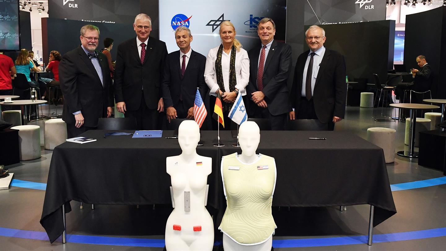 Michael Hawes, Prof. Hansjörg Dittus, Avi Blasberger, Prof. Pascale Ehrenfreund, Mark Kirasich und Dr. Hubert Reile