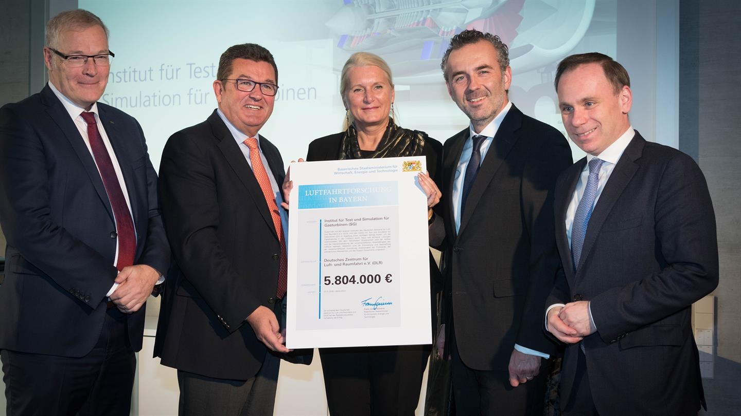 Symbolische Übergabe des Förderbescheids