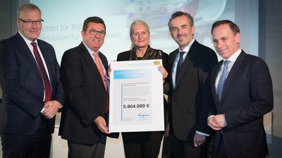 Symbolische Übergabe des Förderbescheids