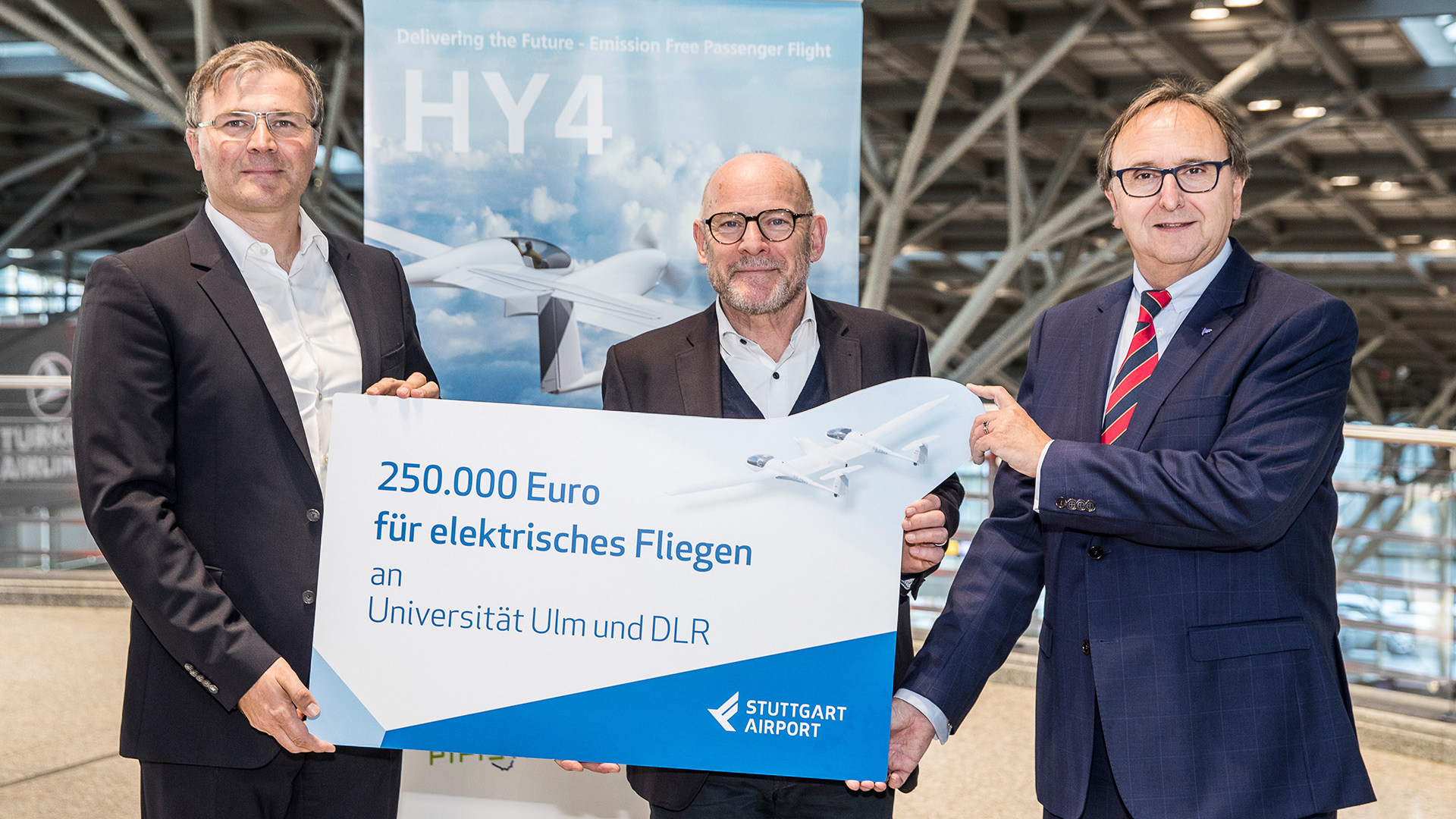 Übergabe des Schecks am Flughafen Stuttgart