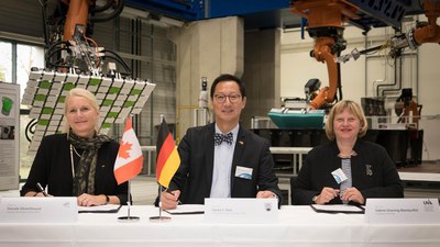 Prof. Pascale Ehrenfreund, Prof. Santa Ono und Prof. Doering-Manteuffel bei der Unterzeichnung des Kooperationsvertrags