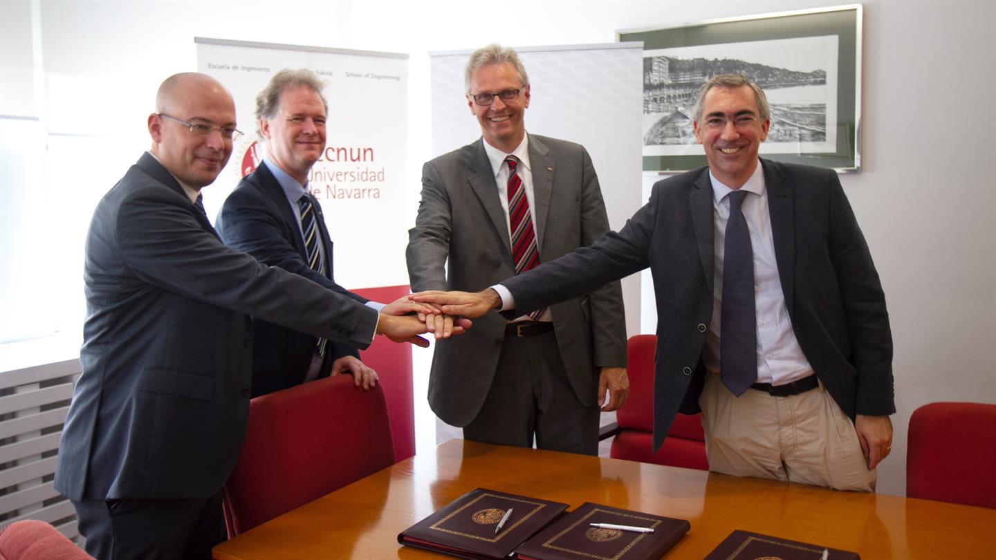 Dr. Juan Melendez, Dr. Michael Meyer zu Hörste, Prof. Karsten Lemmer und Raúl Antón bei der Unterzeichnung des Kooperationsvertrages