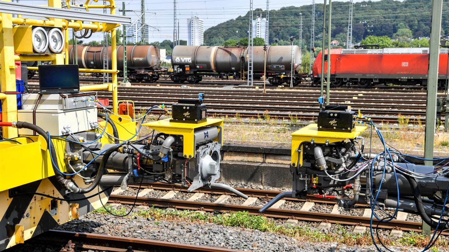 Oberhalb der Scharfenberg-Kupplungen montierte Millimeterwellen-Funkmodule des DLR