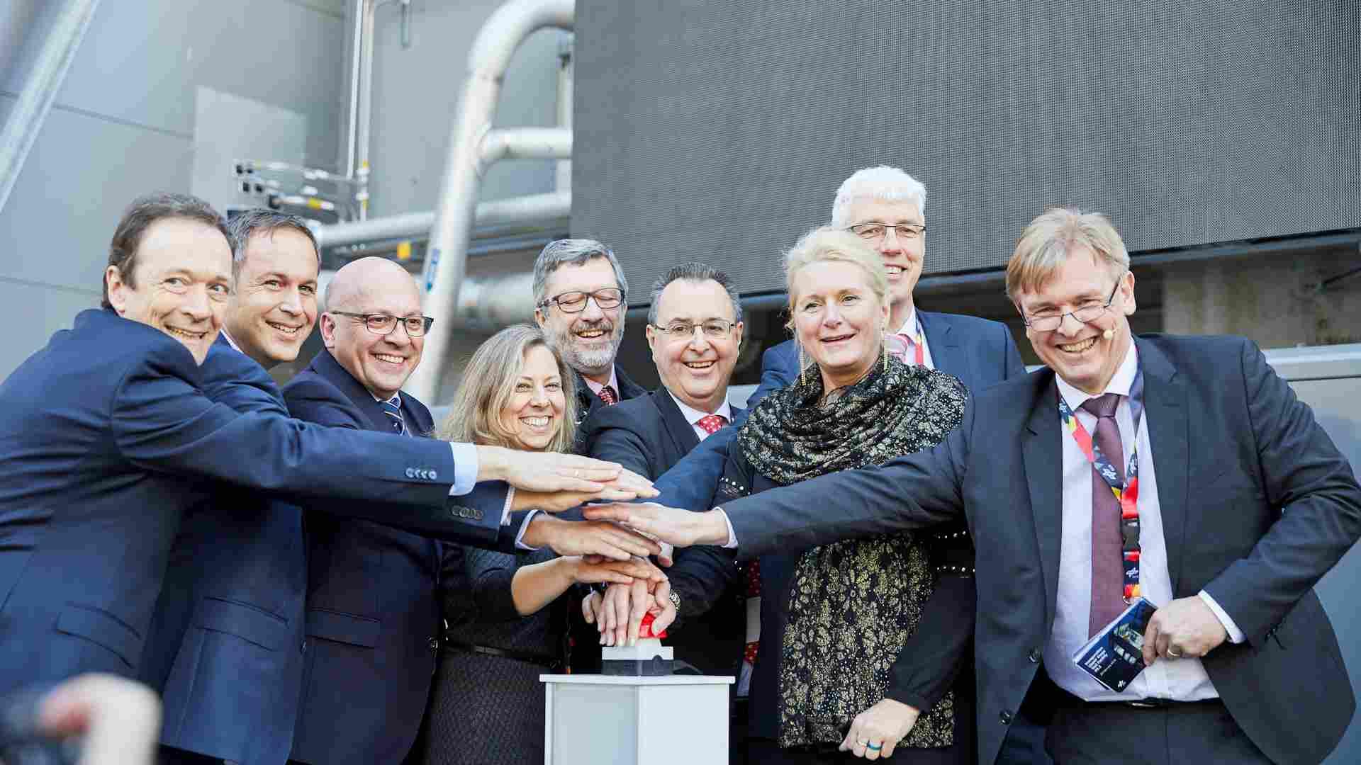 Vertreter aus Raumfahrtpolitik, -industrie und Wissenschaft bei der Eröffnung des Oberstufenprüfstands P5.2