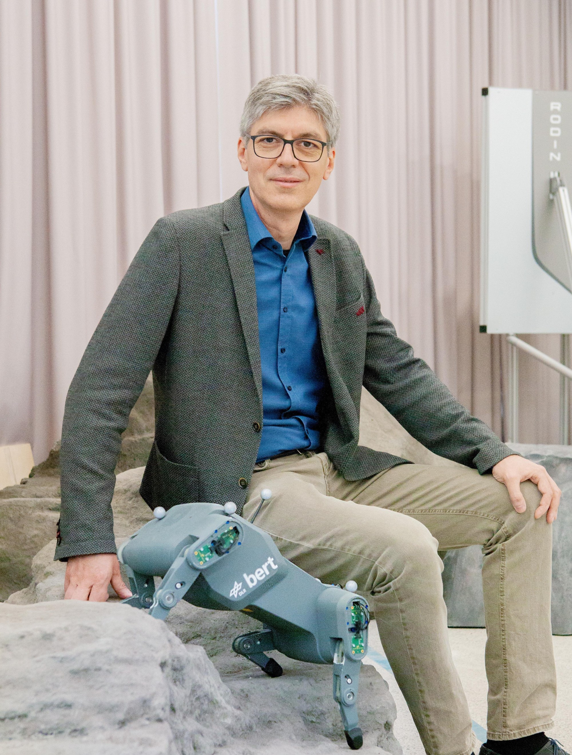 Institutsleiter Prof. Dr. Ing Alin Albu-Schäffer mit Gewinnerprojekt