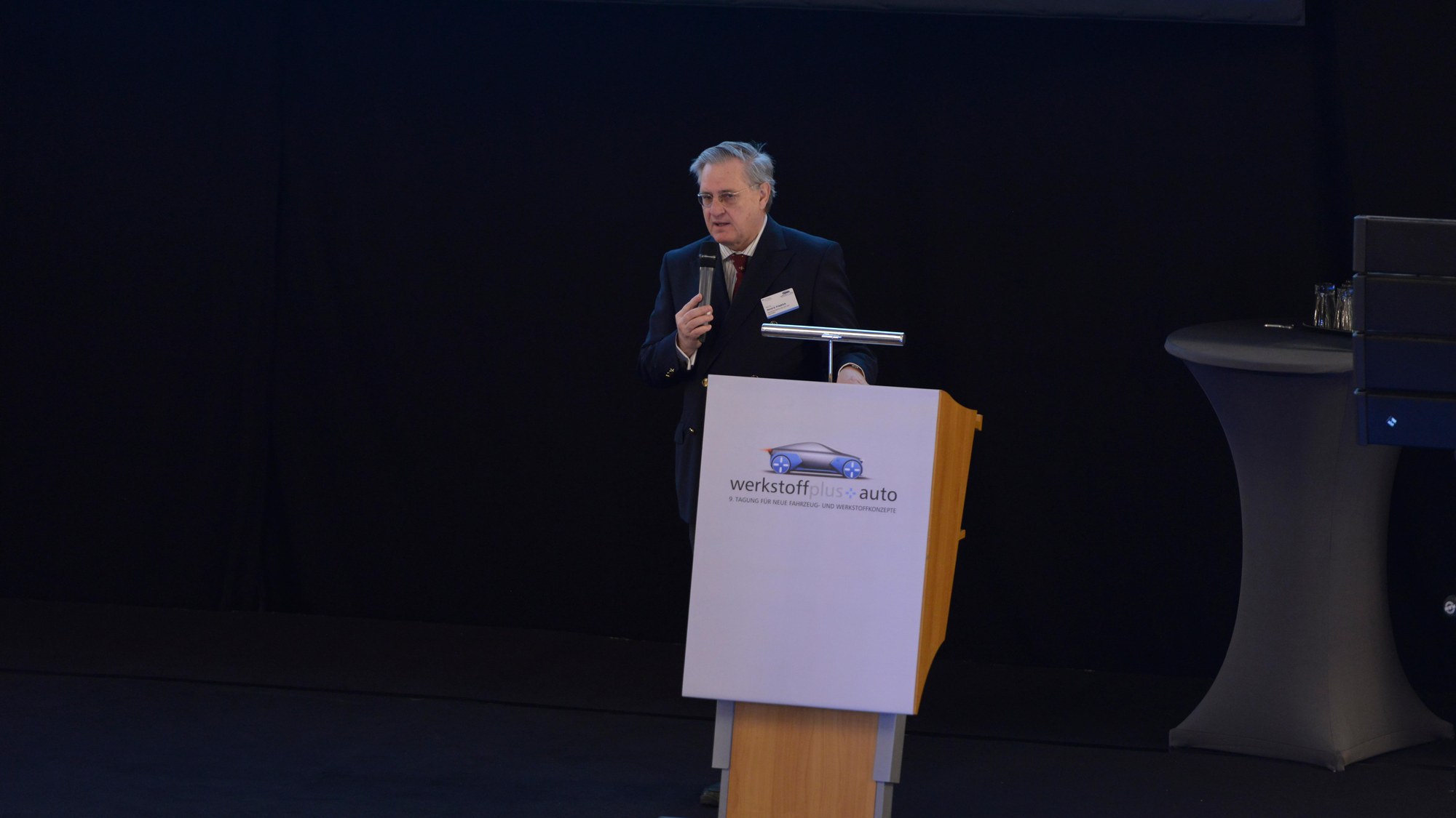 Prof. Dr. Horst E. Friedrich hält eine Rede.