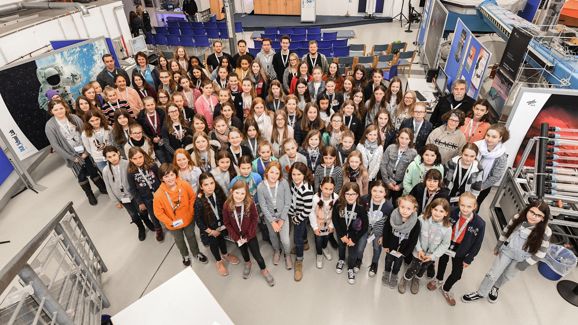 Schülerinnen im DLR_School_Lab in Köln