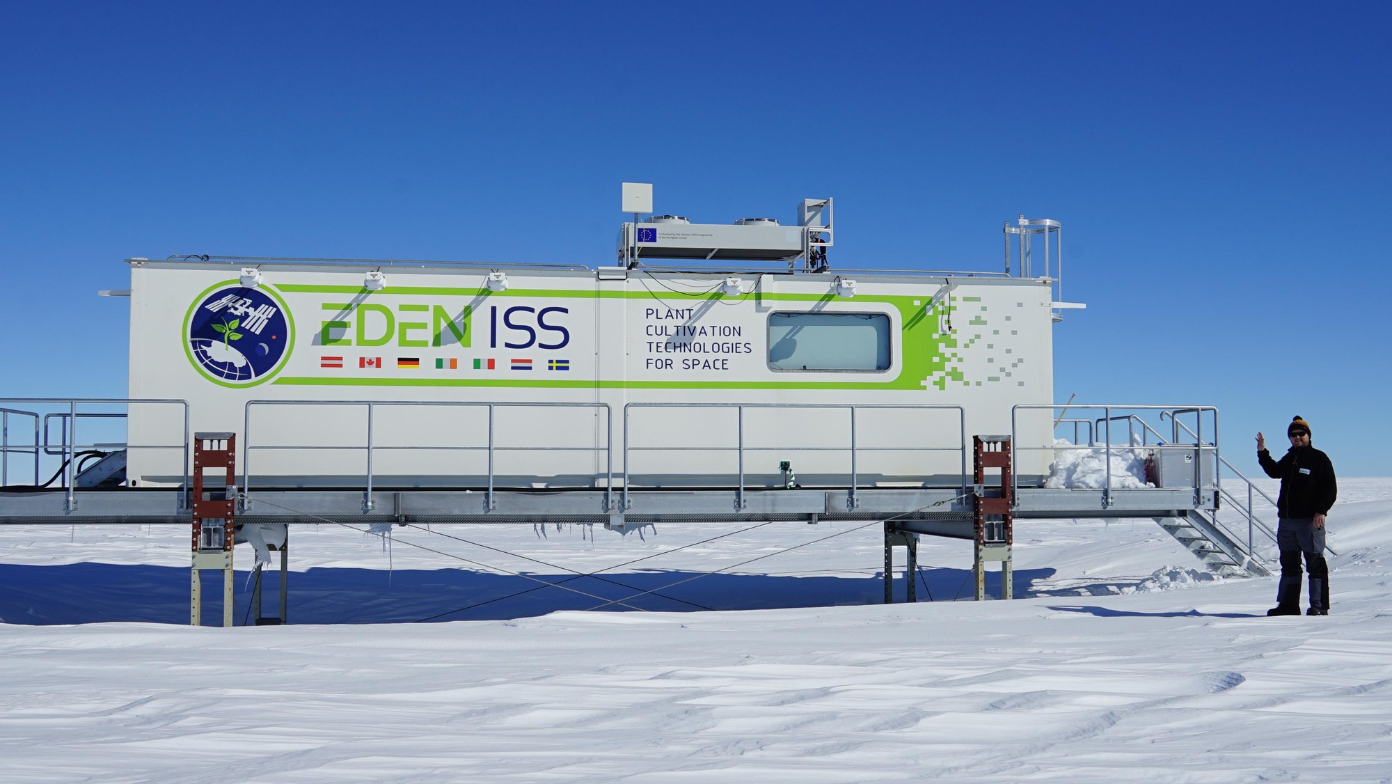 Paul Zabel steht neben dem Gewächshaus EDEN ISS
