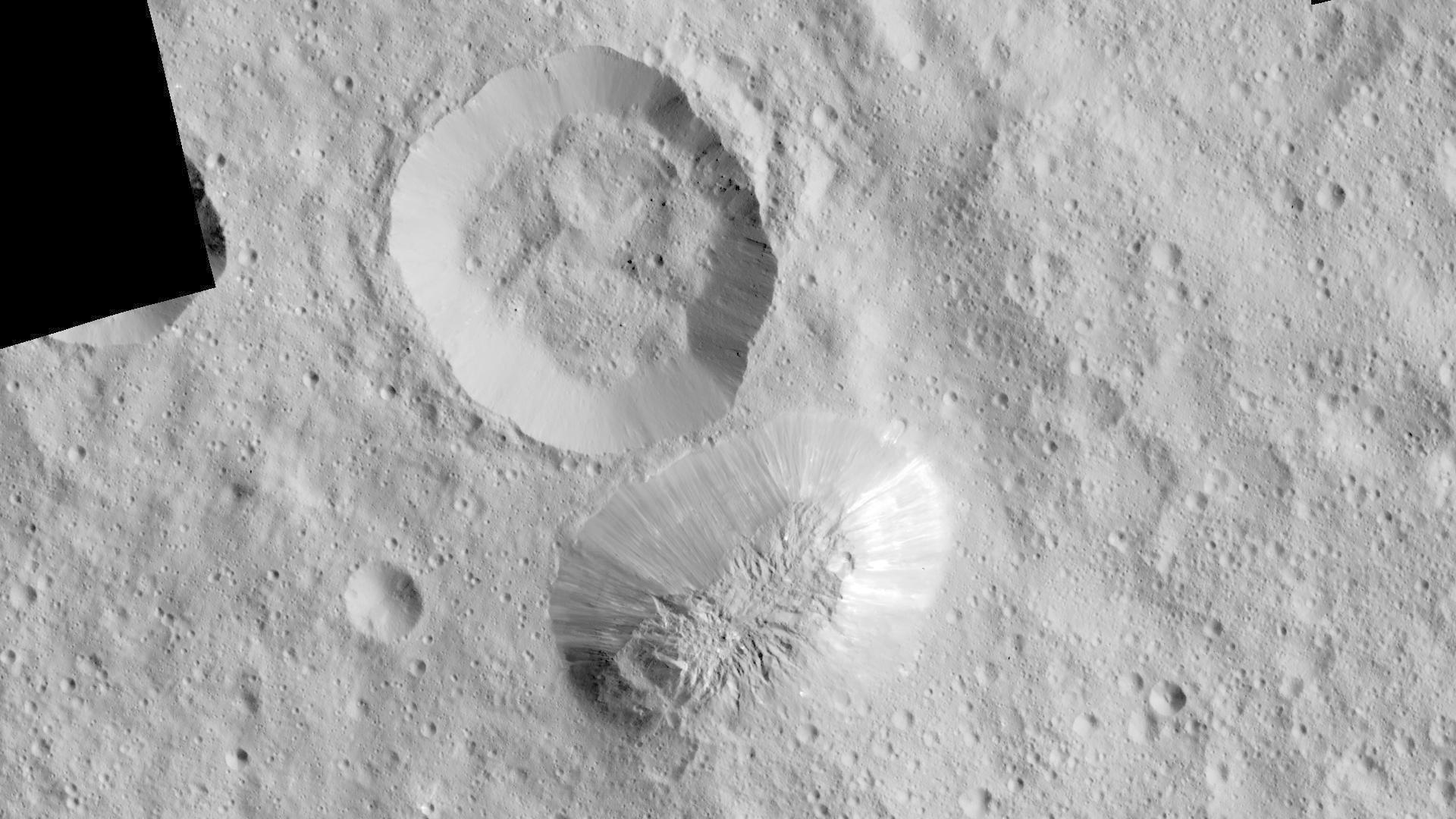 Bildmosaik von Ahuna Mons