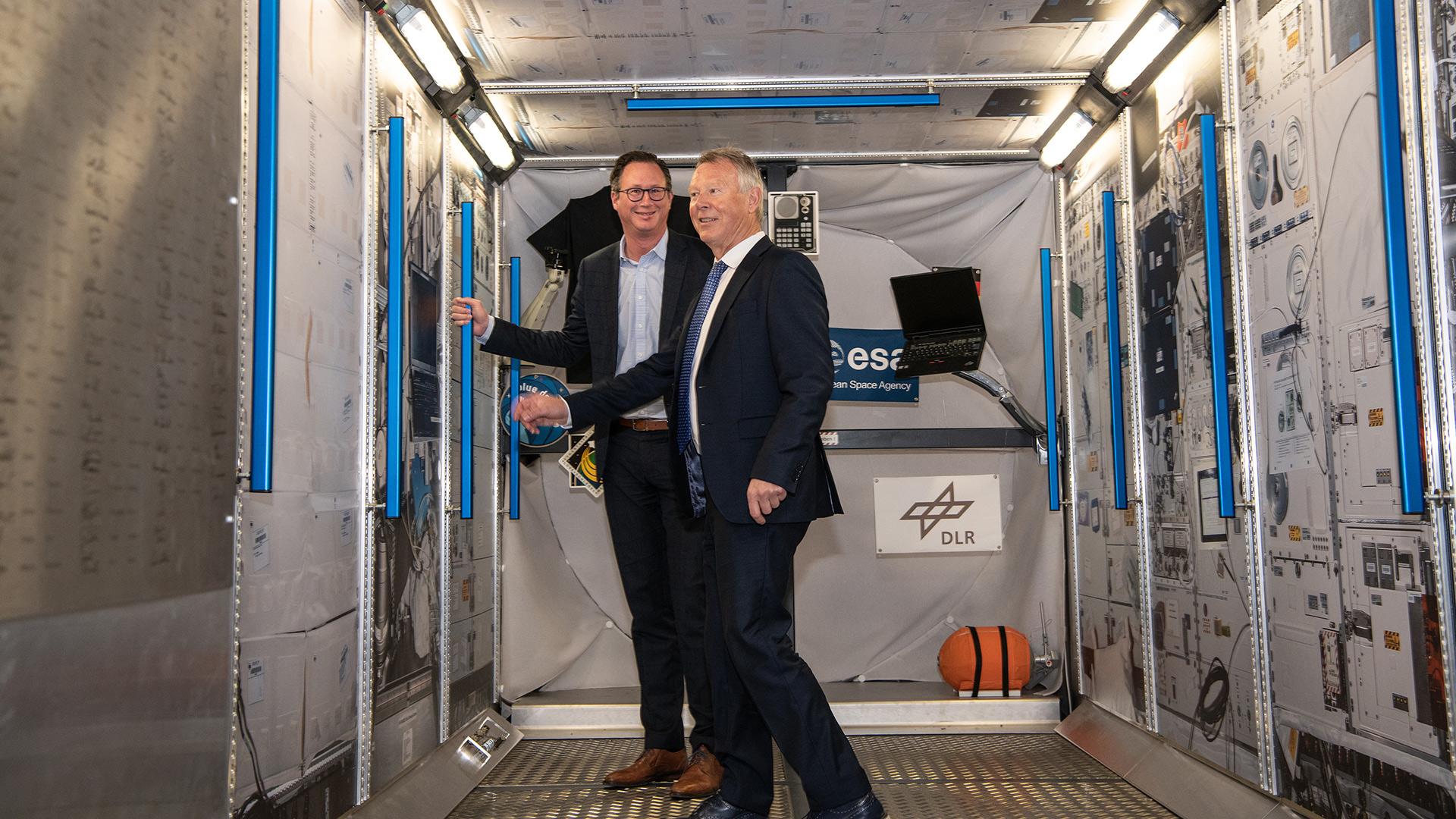 Auf der Besucherbrücke im Raumfahrtkontrollzentrum