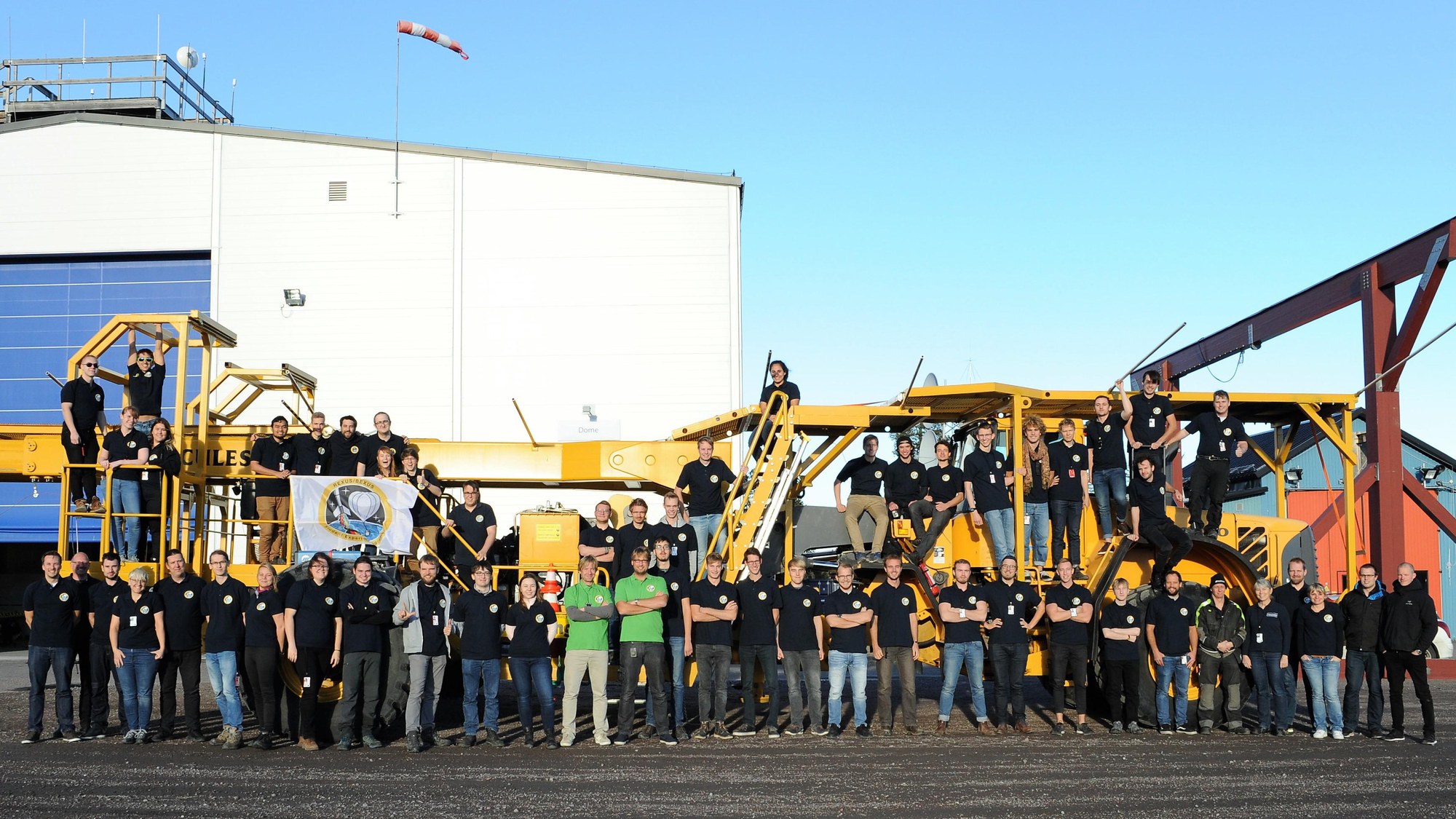 Studententeams der BEXUS-26/27-Kampagne vor dem Transportfahrzeug Hercules