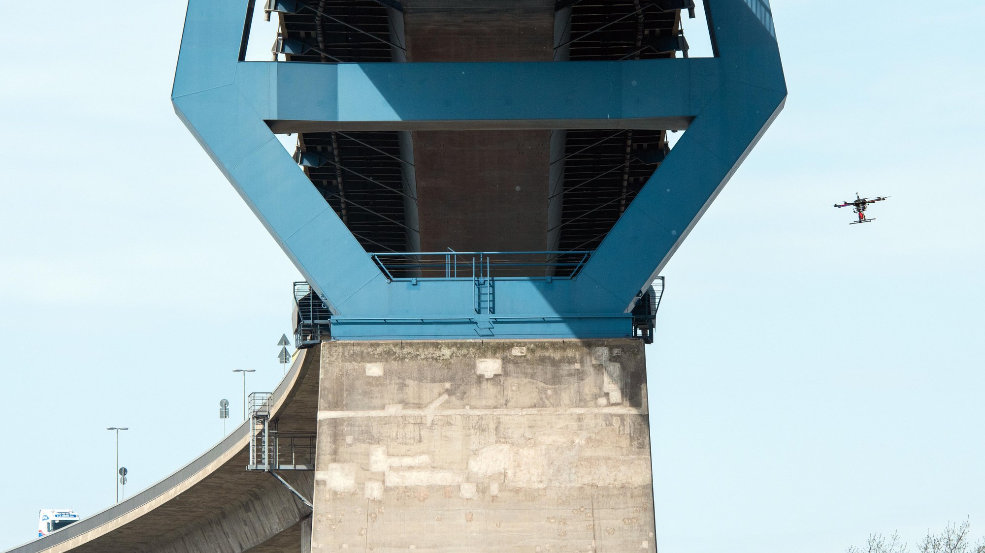 City-ATM Drohnenflug entlang eines Brückenpfeiler