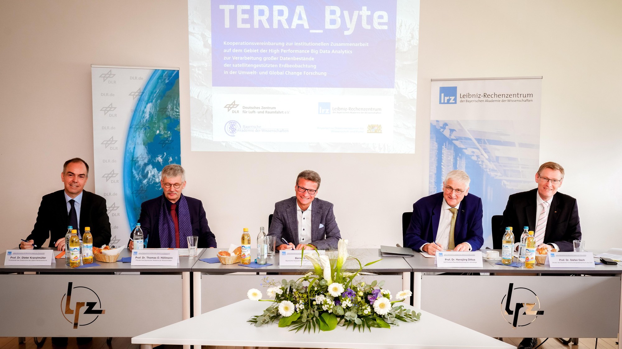 Prof. Dr. Dieter Kranzlmüller, Prof. Dr. Thomas O. Höllmann, Bernd Sibler, Prof. Dr. Hansjörg Dittus und Prof. Dr. Stefan Dech