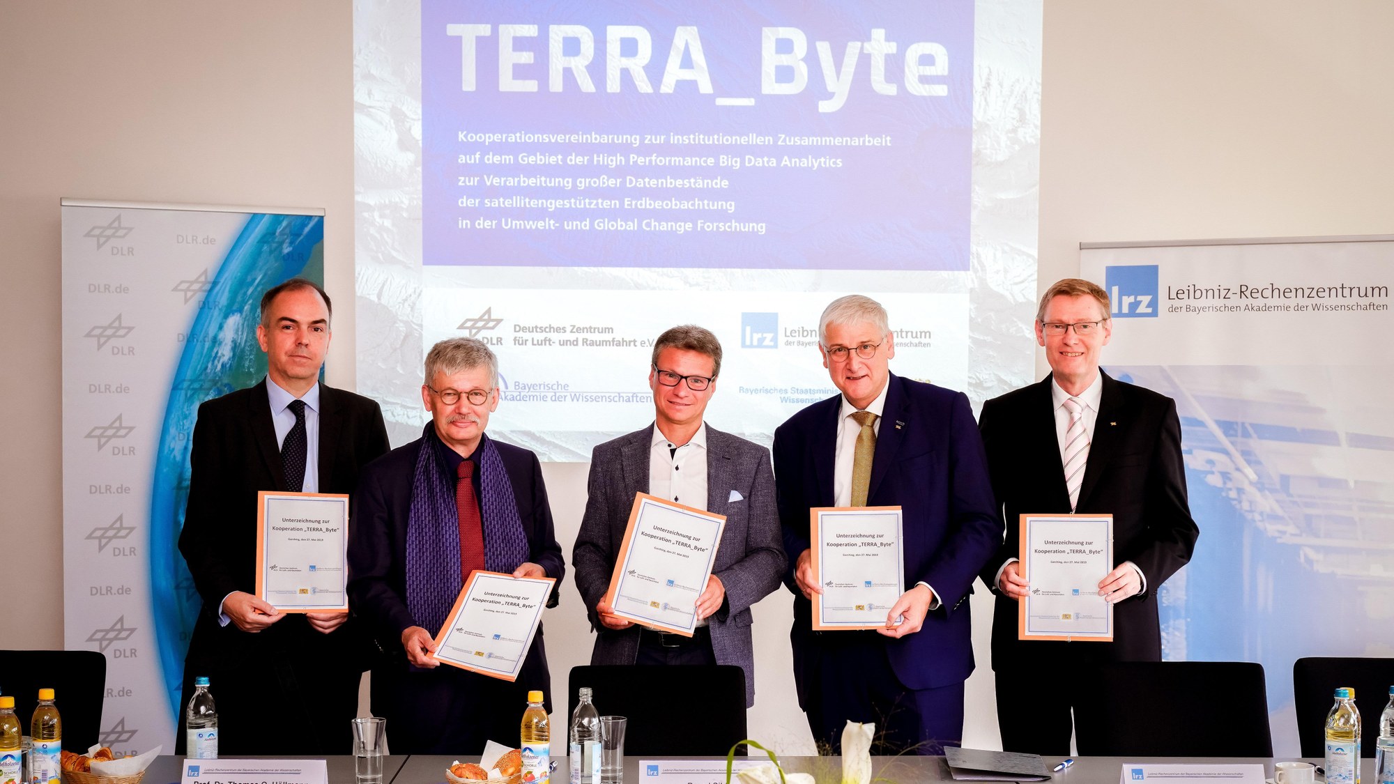 Prof. Dr. Dieter Kranzlmüller, Prof. Dr. Thomas O. Höllmann, Bernd Sibler, Prof. Dr. Hansjörg Dittus und Prof. Dr. Stefan Dech