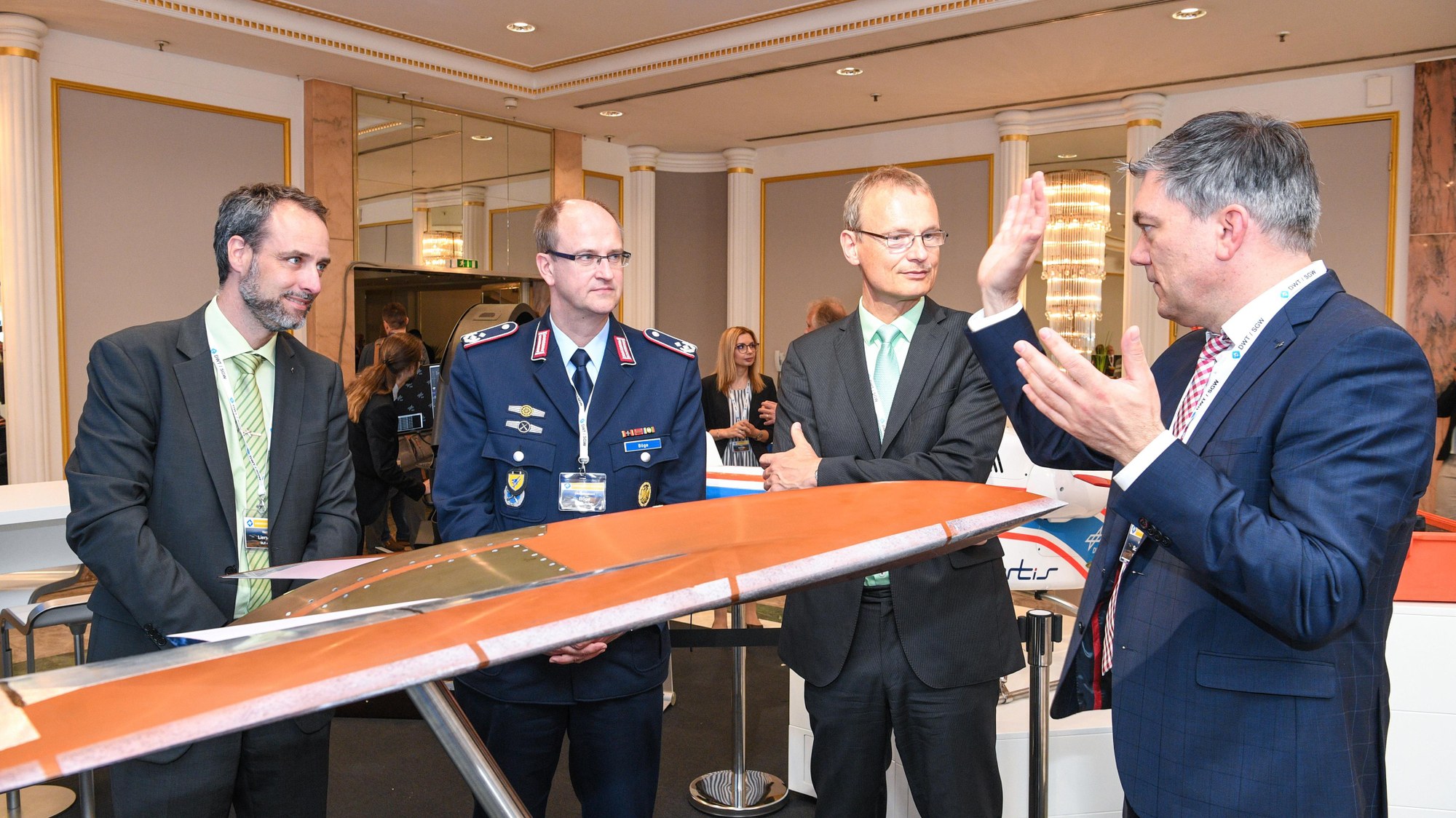 Besucher der Konferenzmesse am DLR-F19 Windkanalmodel